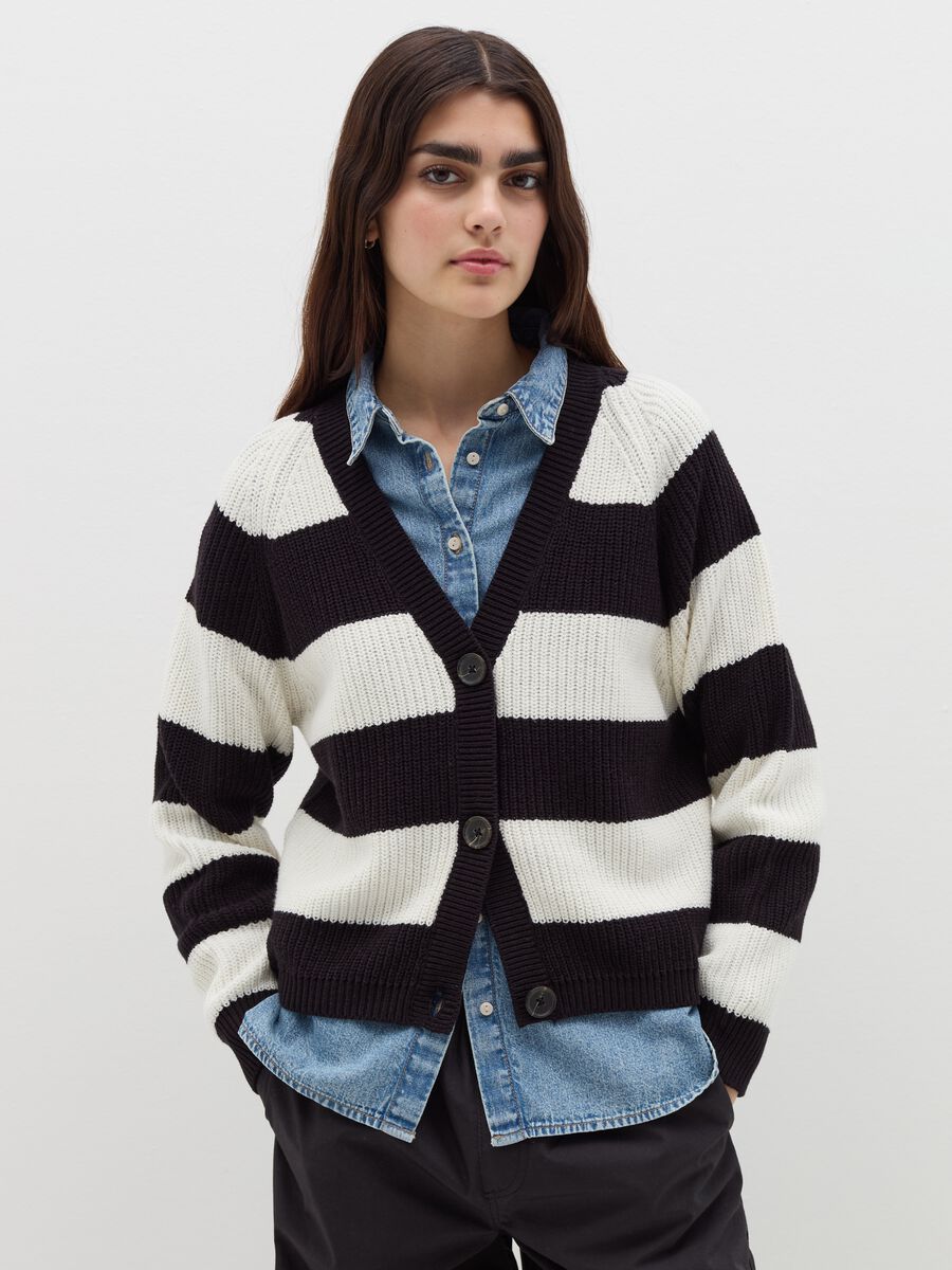 Pullover with striped pattern and V neck_0