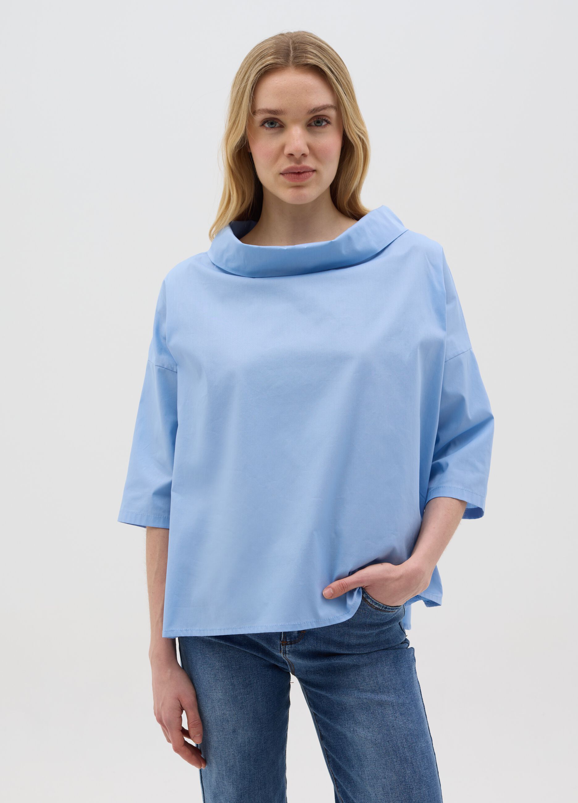 Blue blouse with three-quarter sleeves