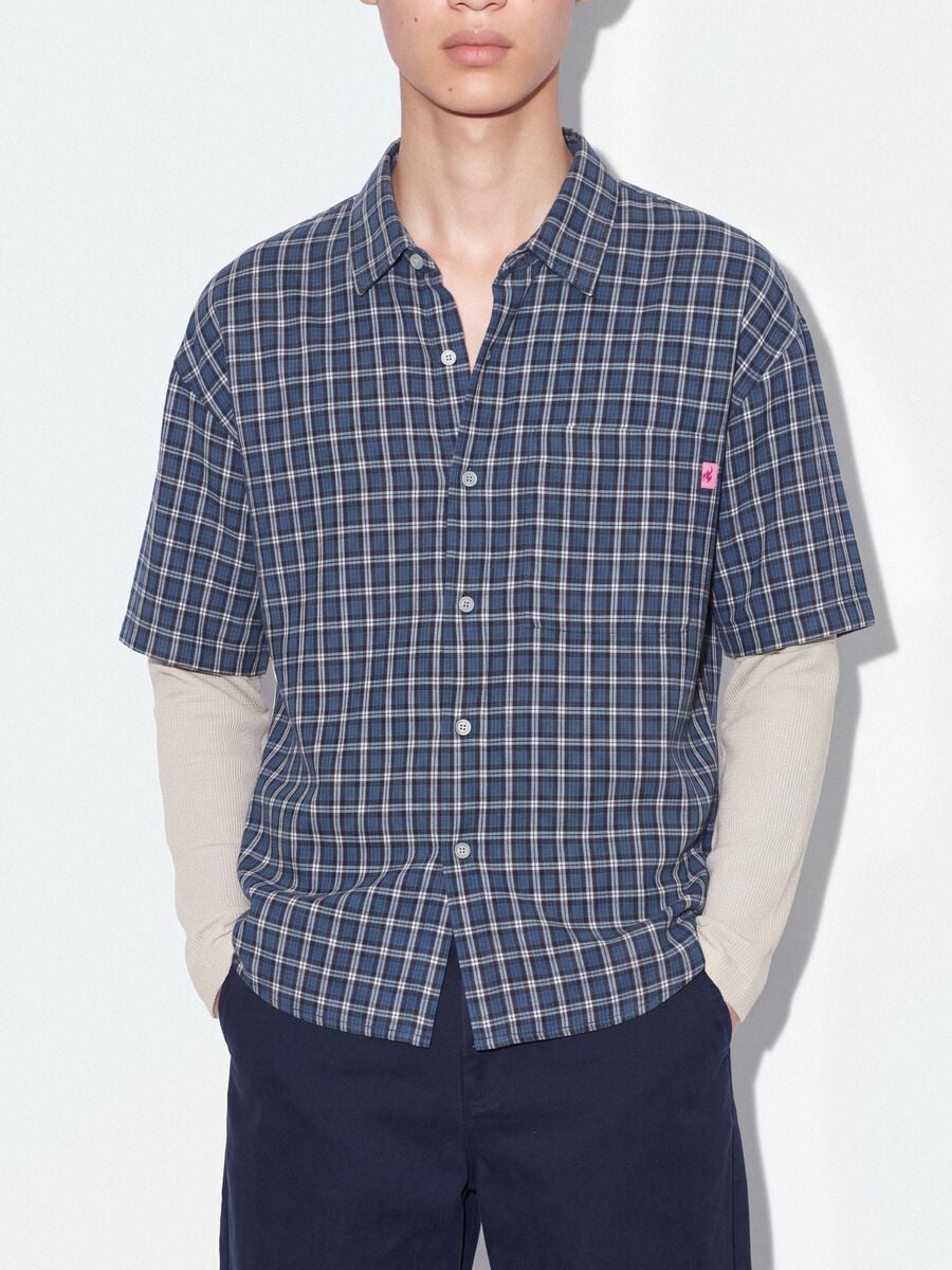Camicia cropped blu a quadri in puro cotone con maniche doppie over fit_3