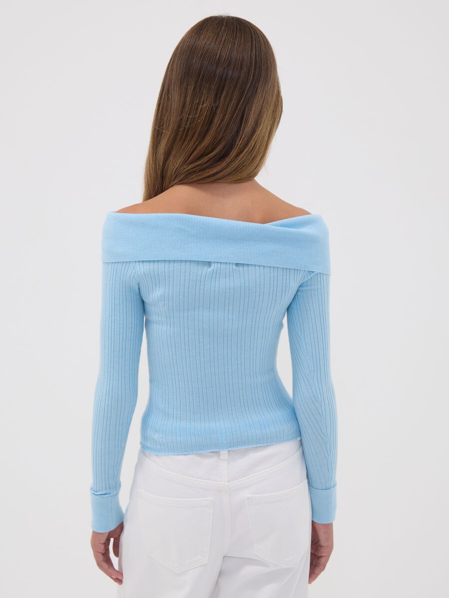 Maglia azzurra in misto viscosa con scollo a barchetta fitted per ragazza_2