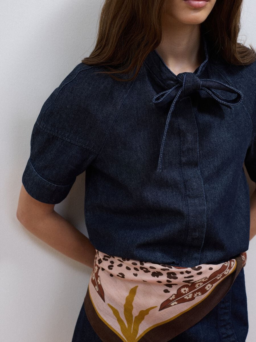 Camicia in denim di puro cotone a maniche corte con laccetto regular fit_2