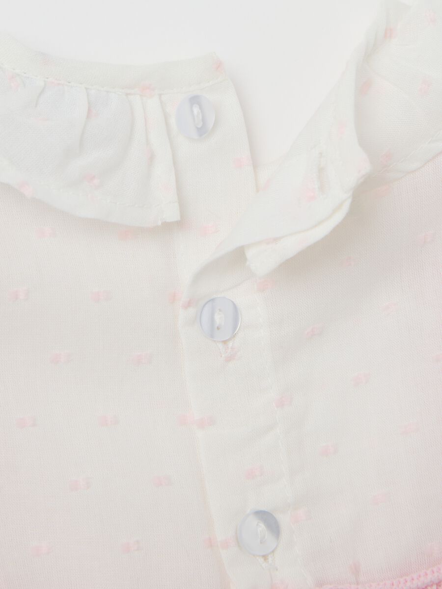 Pagliaccetto da neonata in misto cotone multicolor con rouches e chiusura a bottoni_3