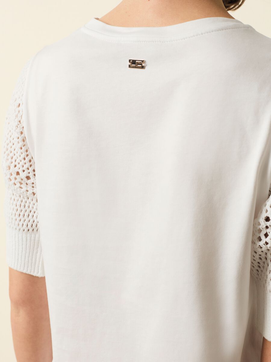 T-shirt with puff sleeves and crochet_2