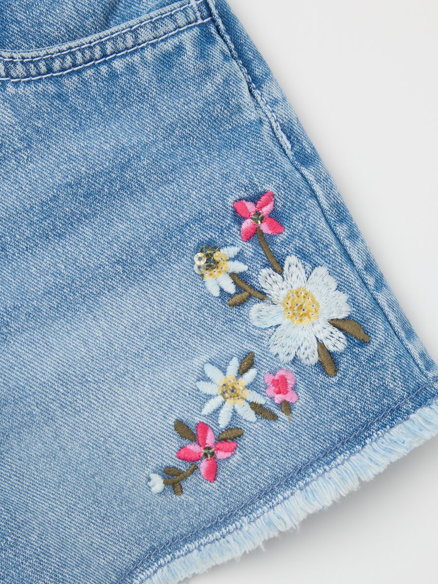Girls' denim shorts with floral embroidery_2