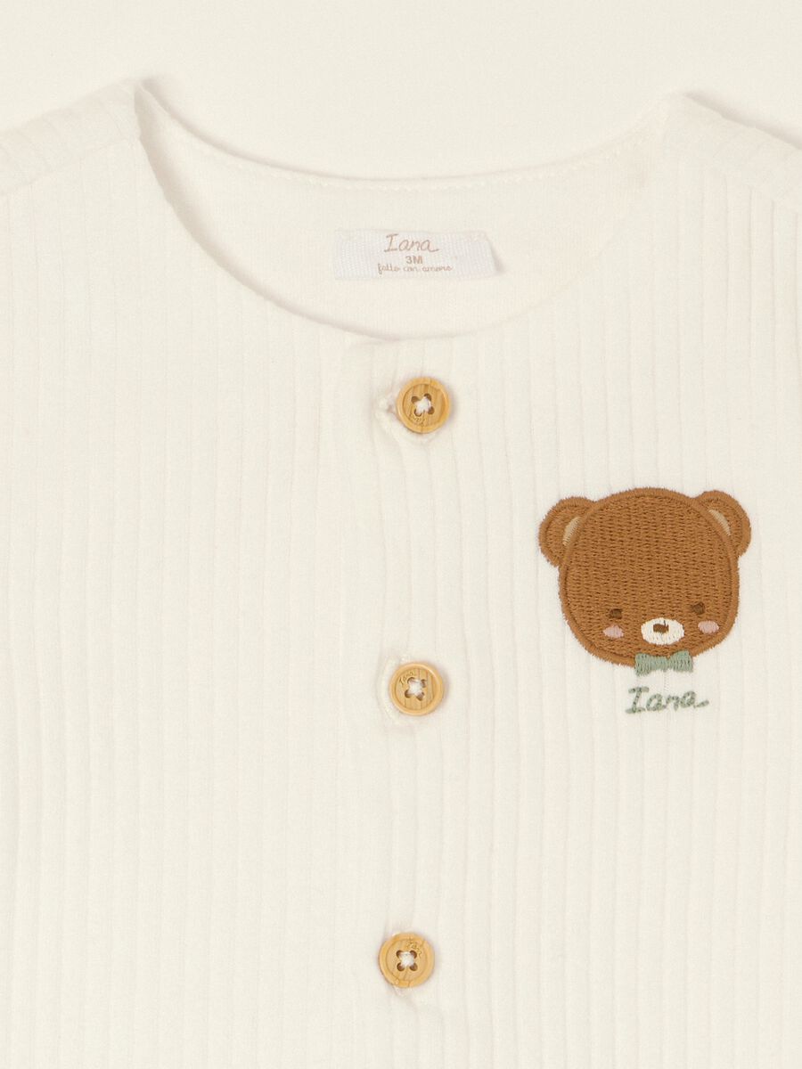 White ribbed pure cotton baby sleepsuit with teddy bear embroidery_1
