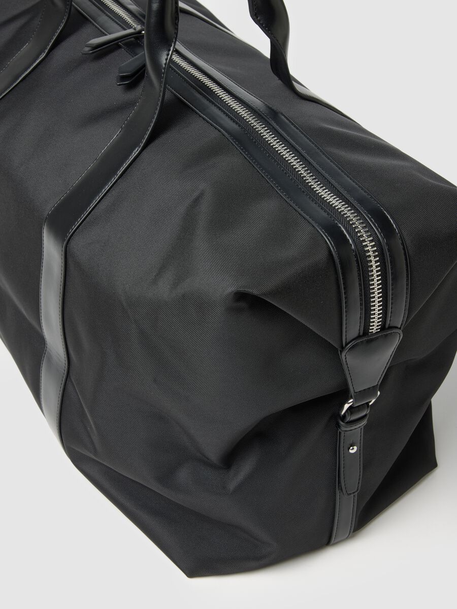 Black travel bag with strong handles and zip closure_2