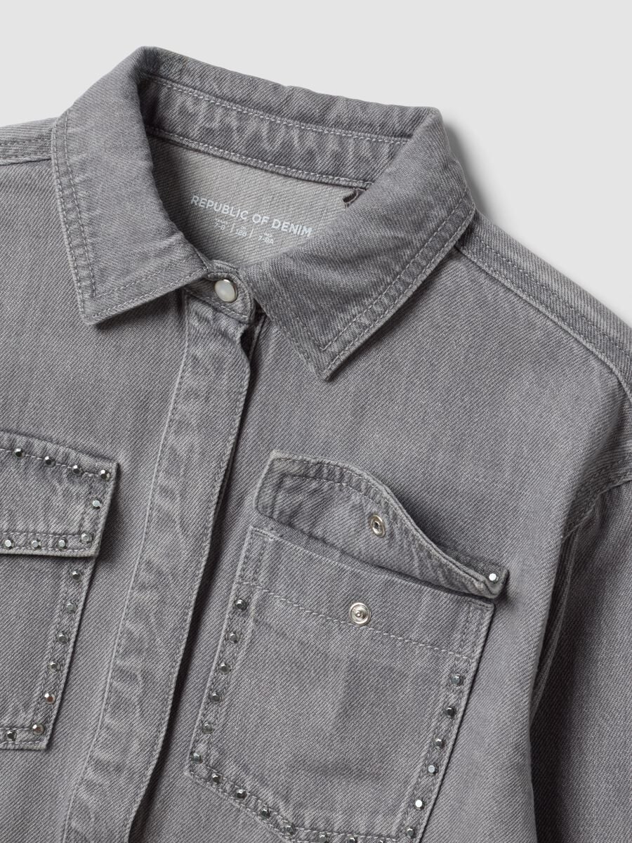 Camicia over grigia in puro cotone con borchie per bambina_2