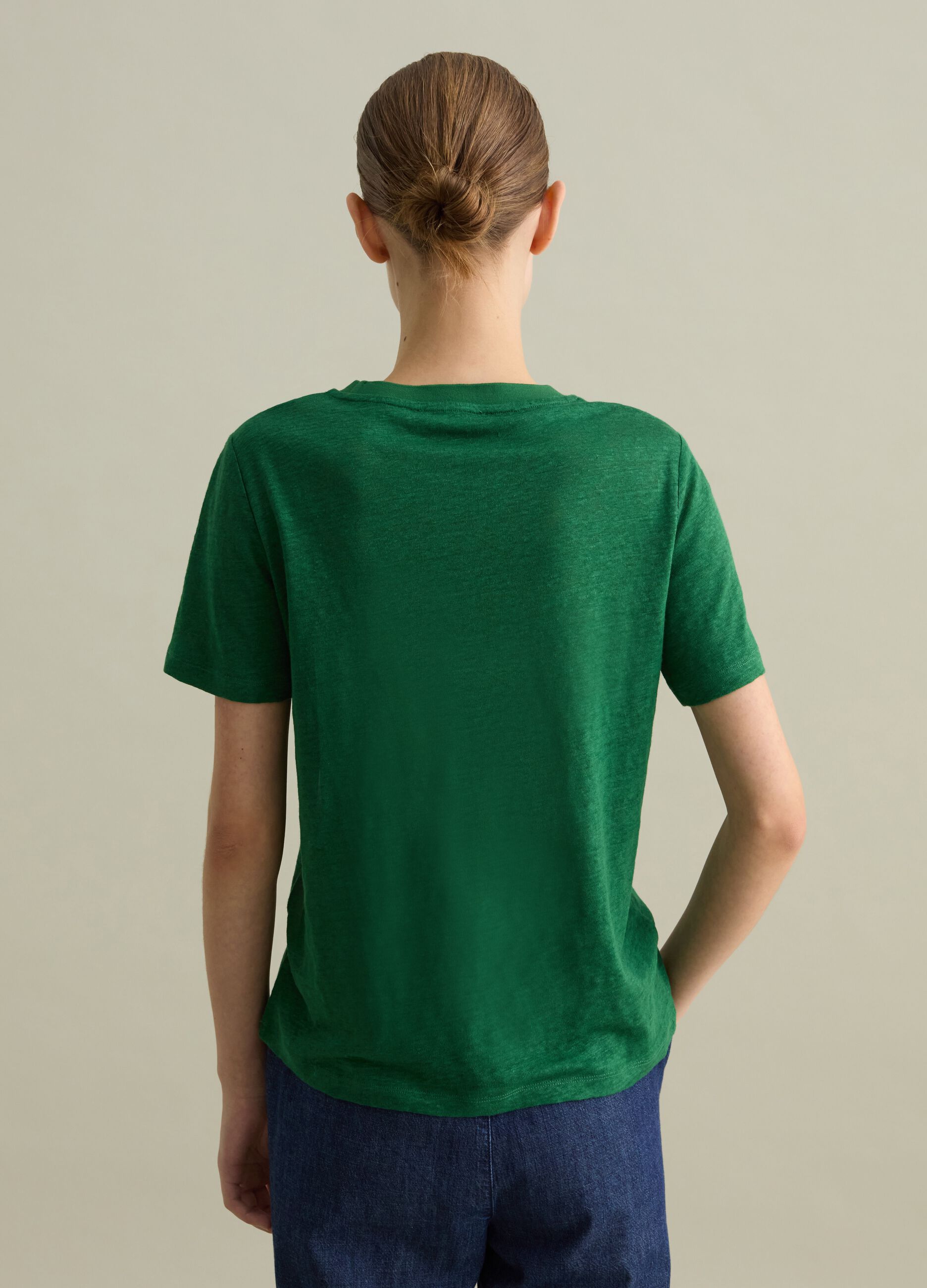 Short-sleeved T-shirt in green linen