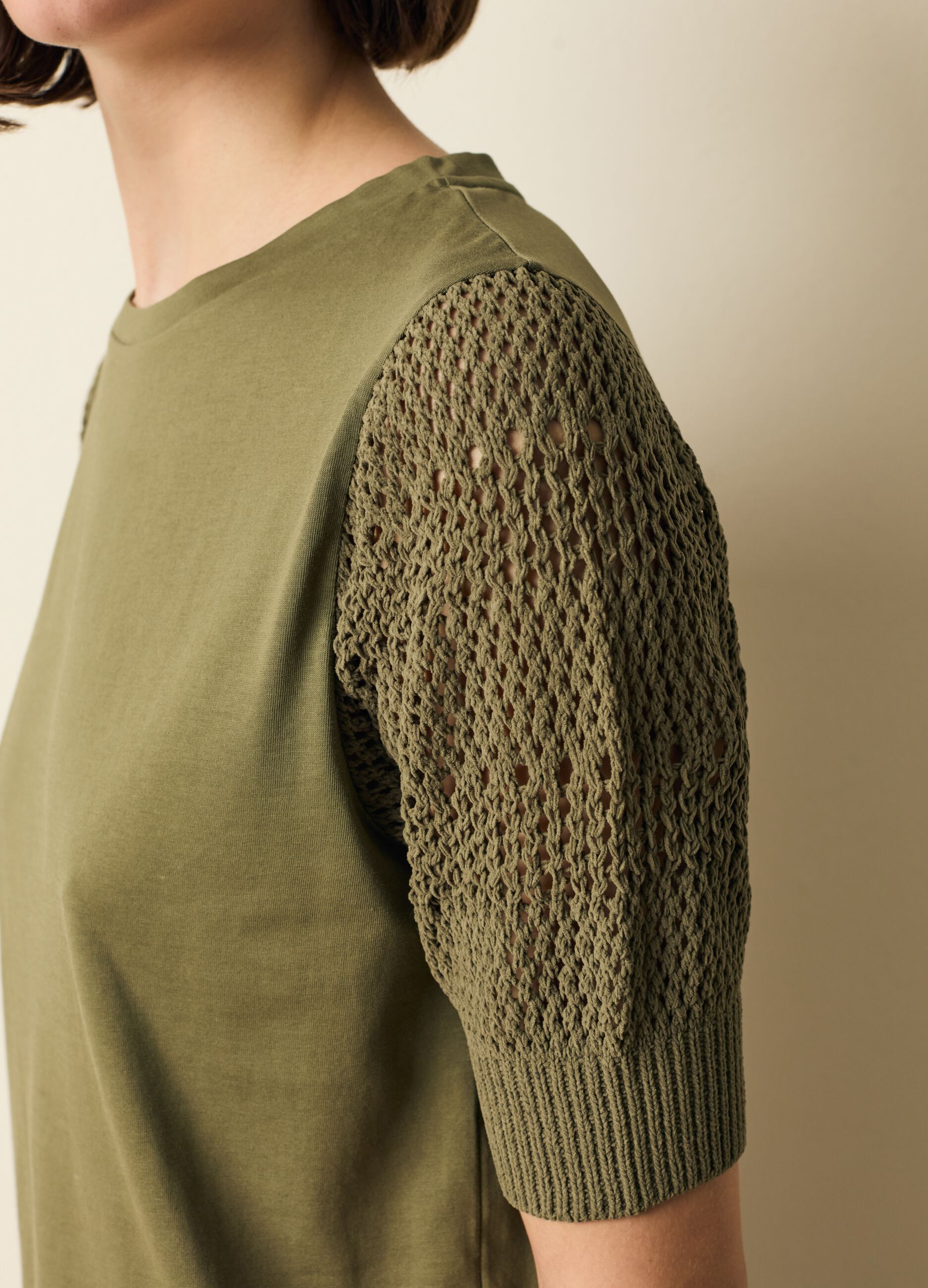T-shirt with puff sleeves and crochet