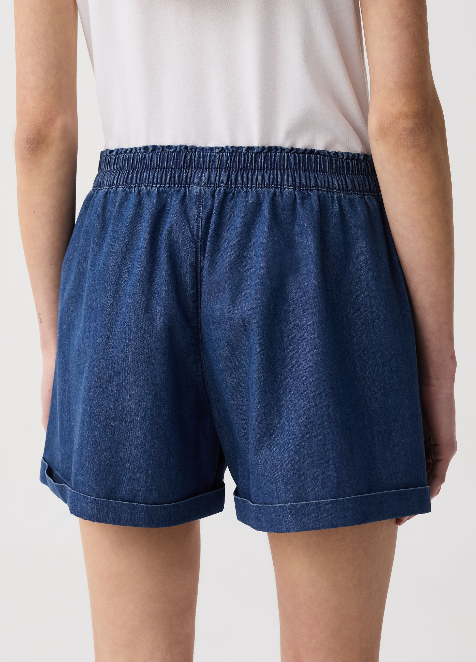 Shorts in denim fluido con tasche