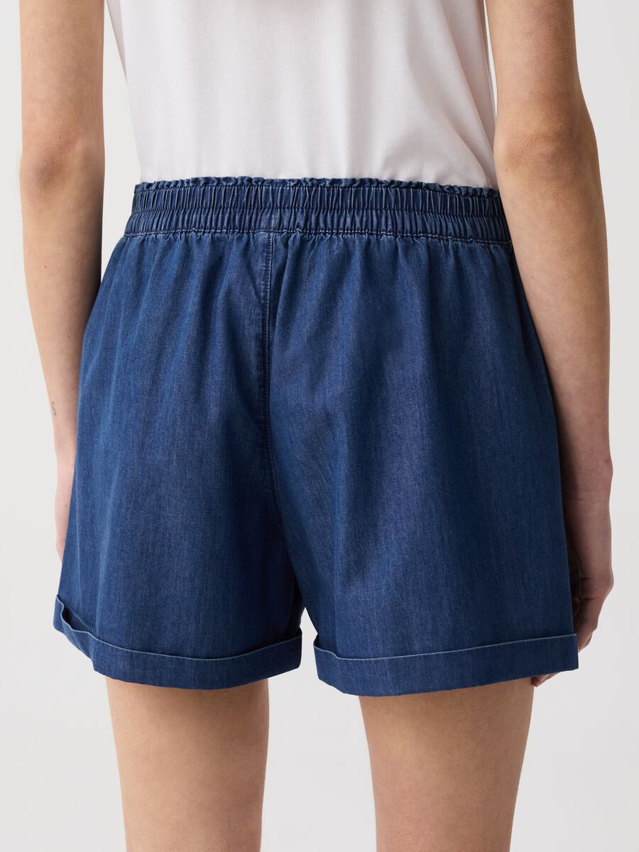 Shorts in denim fluido con tasche_2