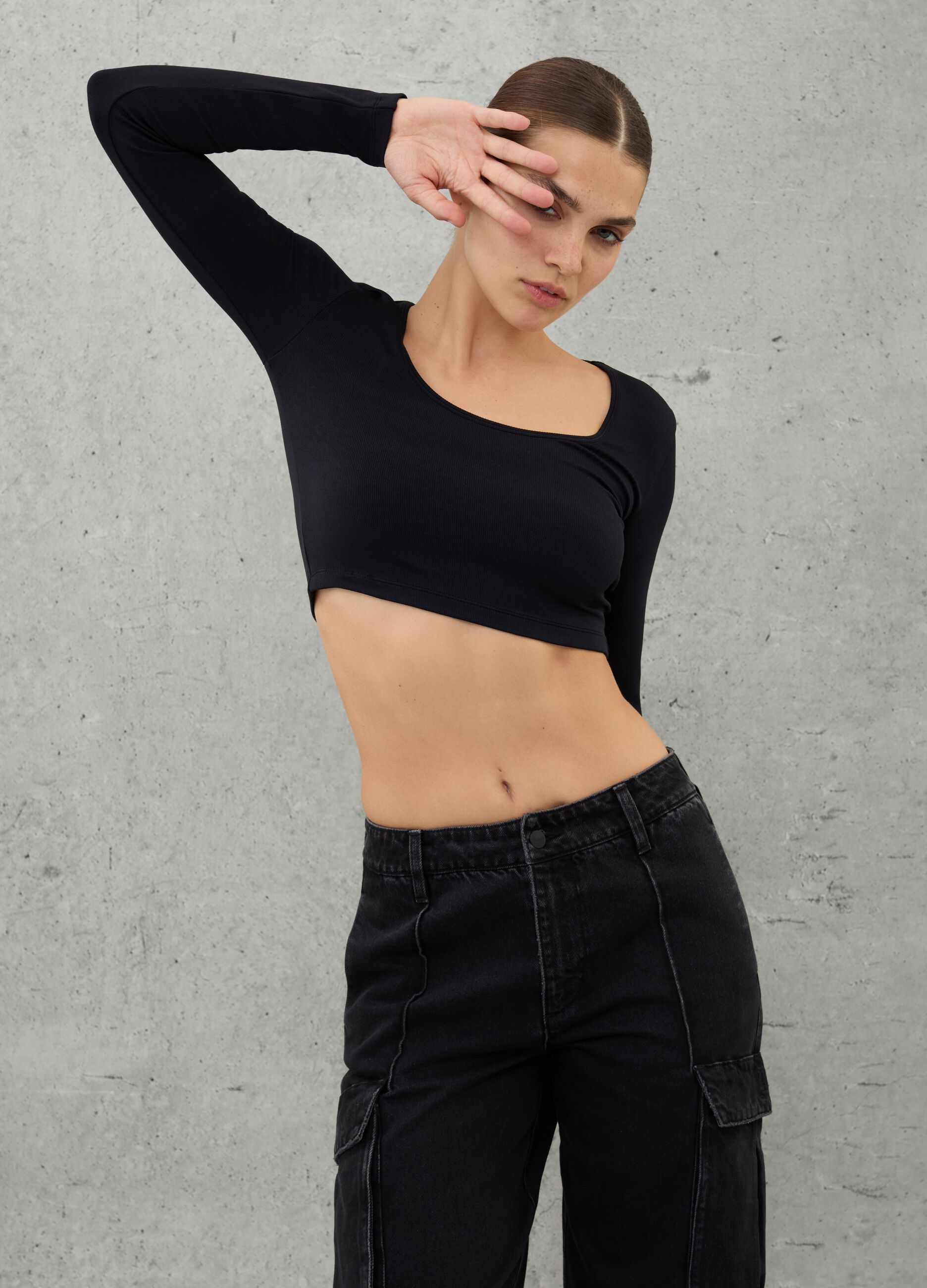 Cut Out Crop Long-sleeved Black