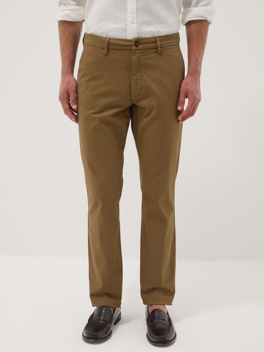 Pantaloni chino marroni in cotone elasticizzato slim fit_1