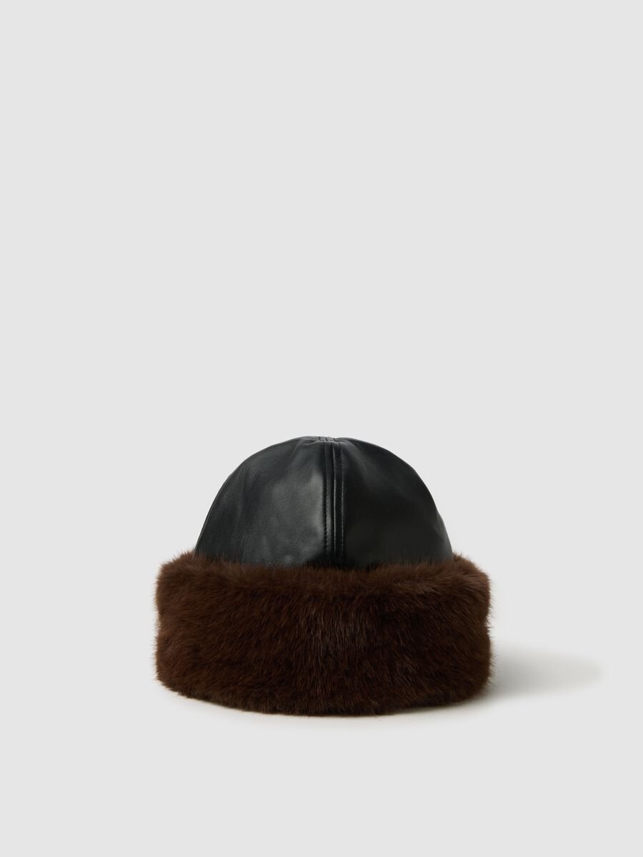 Cappello nero con bordo marrone_0