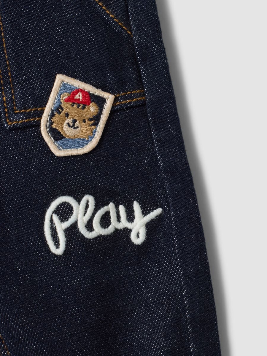 Pantaloni denim blu in cotone elasticizzato con ricamo orsetto per neonato_2