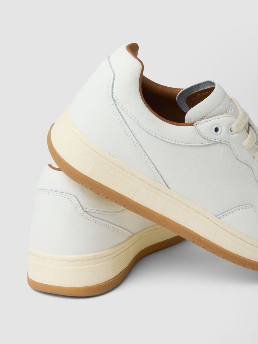 Sneakers bianche in vera pelle con suola a contrasto_2