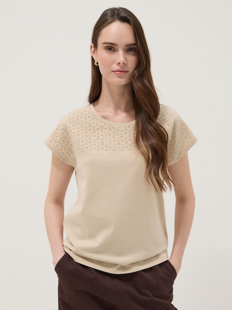 T-shirt beige in puro cotone con pizzo sangallo_1