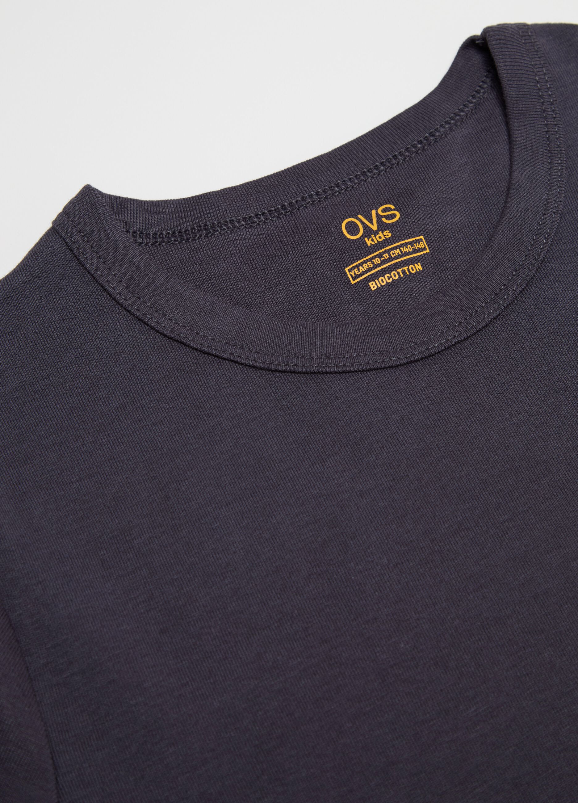 Two-pack undershirts in solid colour cotton