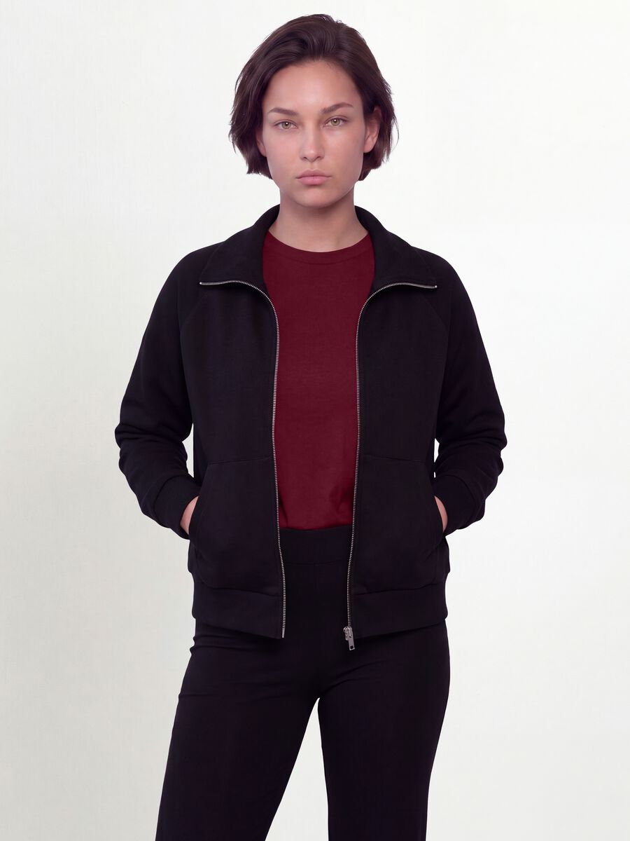 Felpa nera in viscosa elasticizzata con dolcevita regular fit_0
