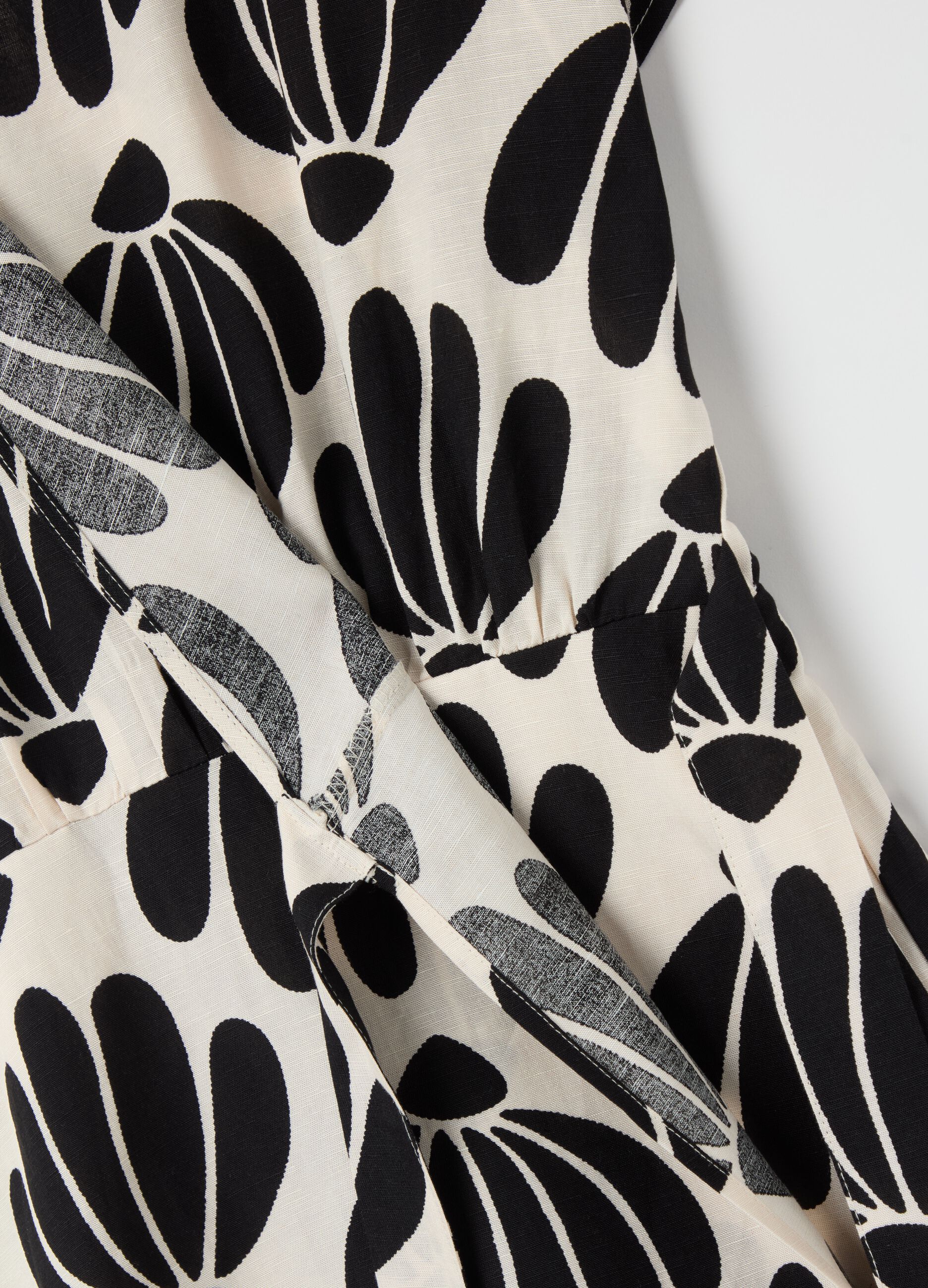Short wraparound dress with print