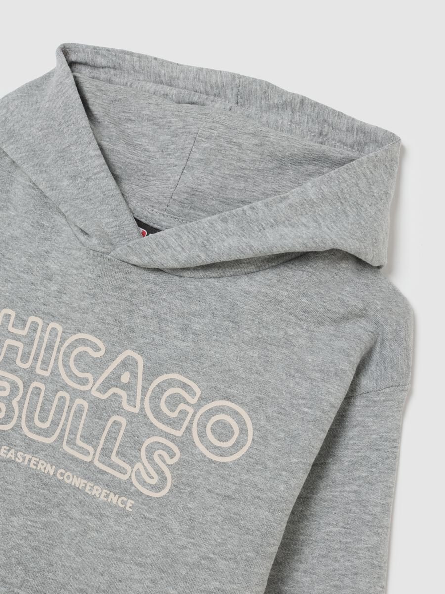 Felpa da bambino in misto cotone grigia oversize con scritta Chicago Bulls_2