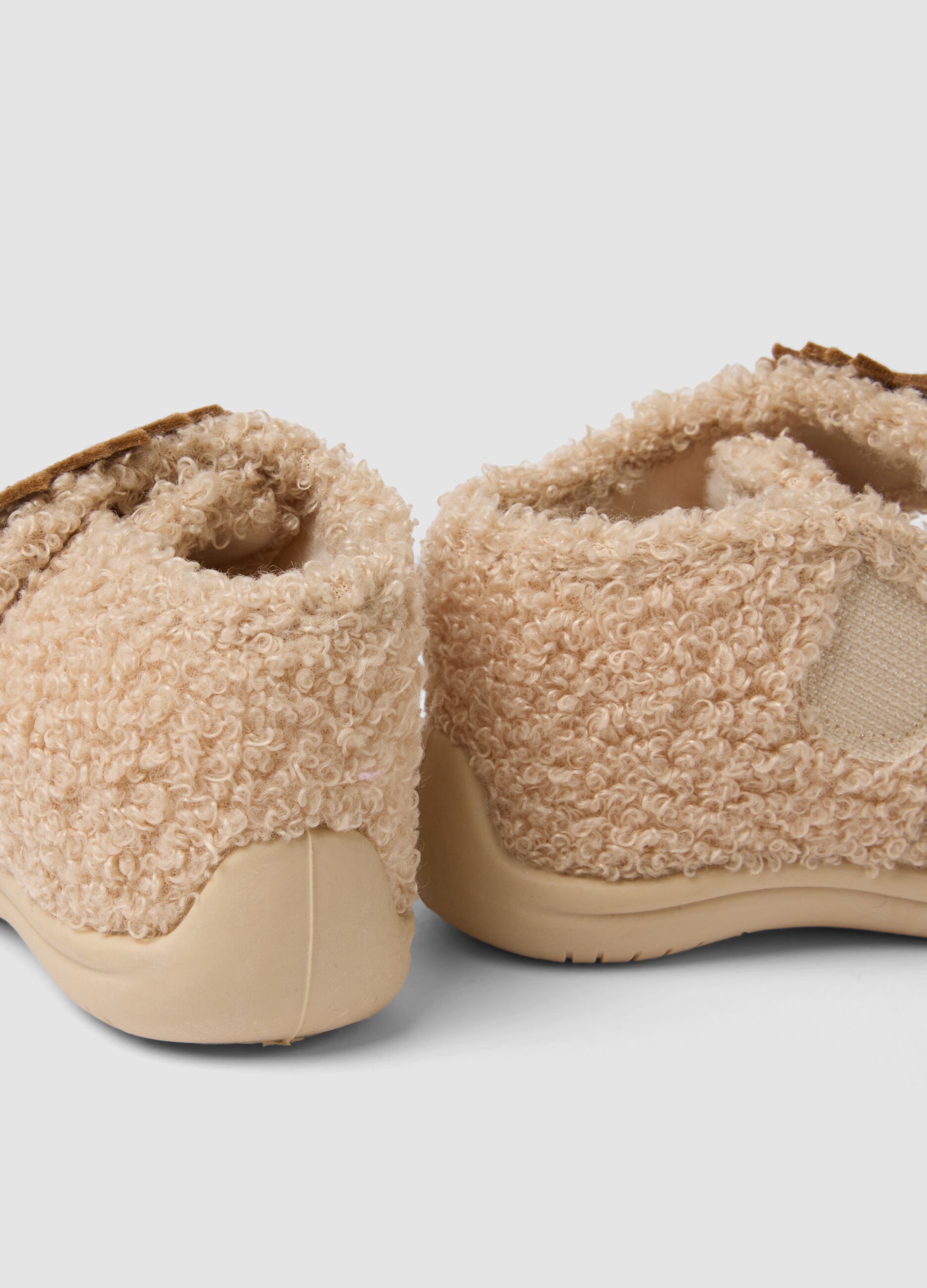 Scarpine beige da casa con riccio applicato