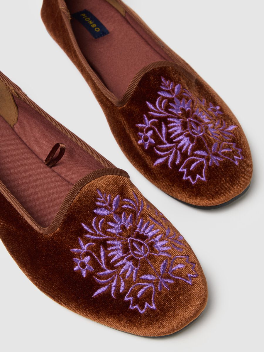 Brown Friulane with Floral Embroidery_3