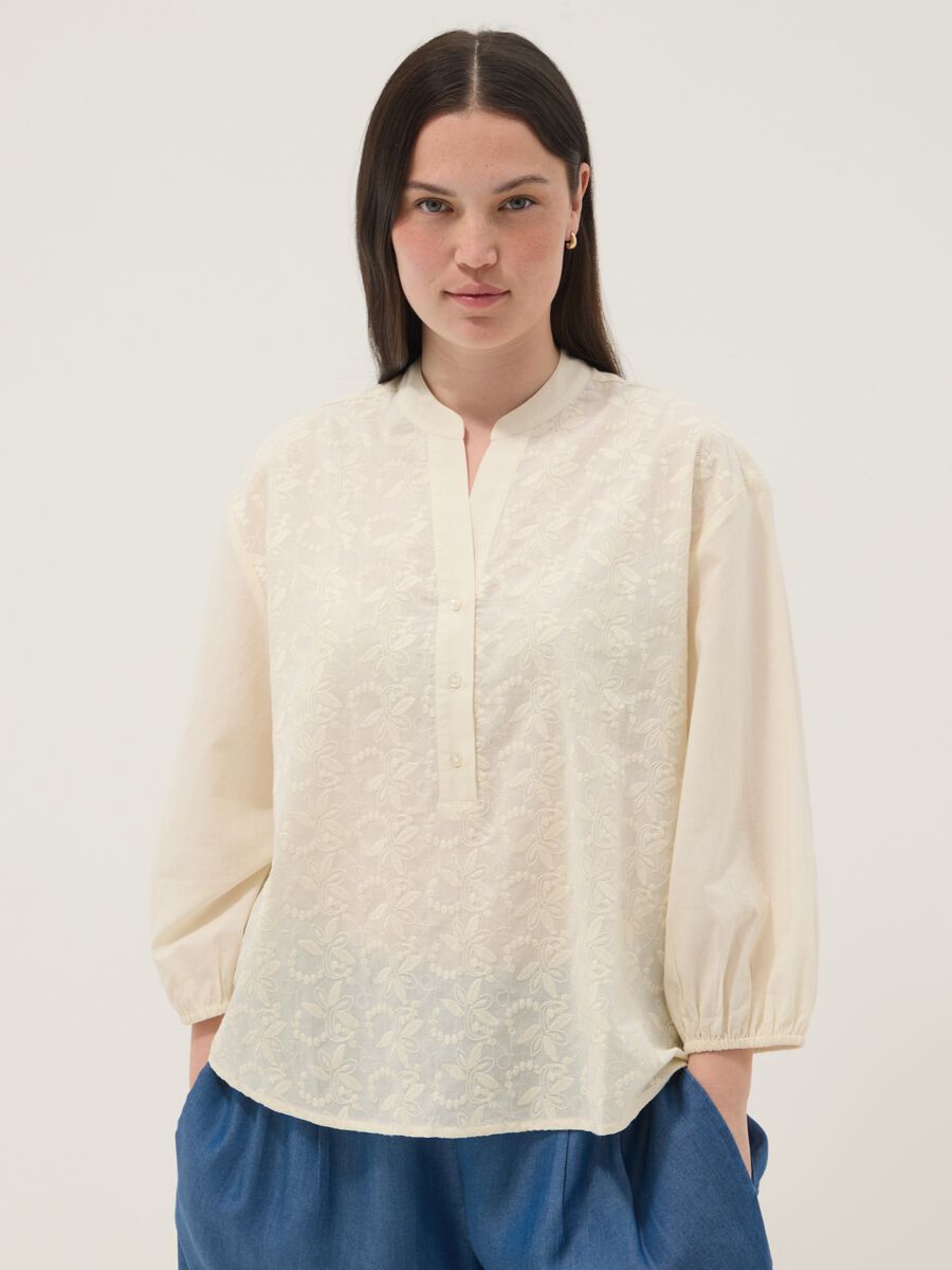 Camicia beige in puro cotone con ricamo_1