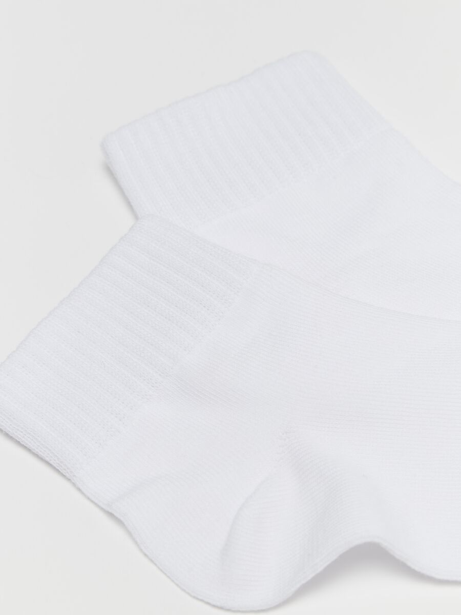 Three-pair pack short solid colour socks_2