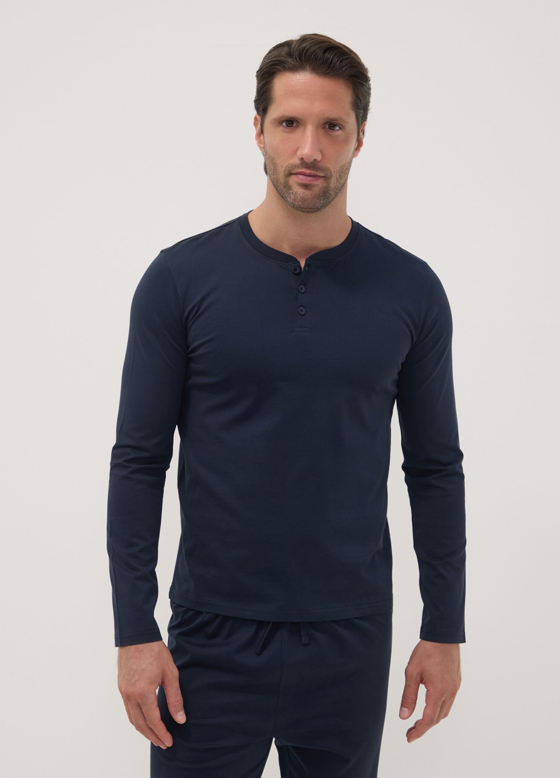 Pigiama blu in puro cotone organico con scollo serafino regular fit