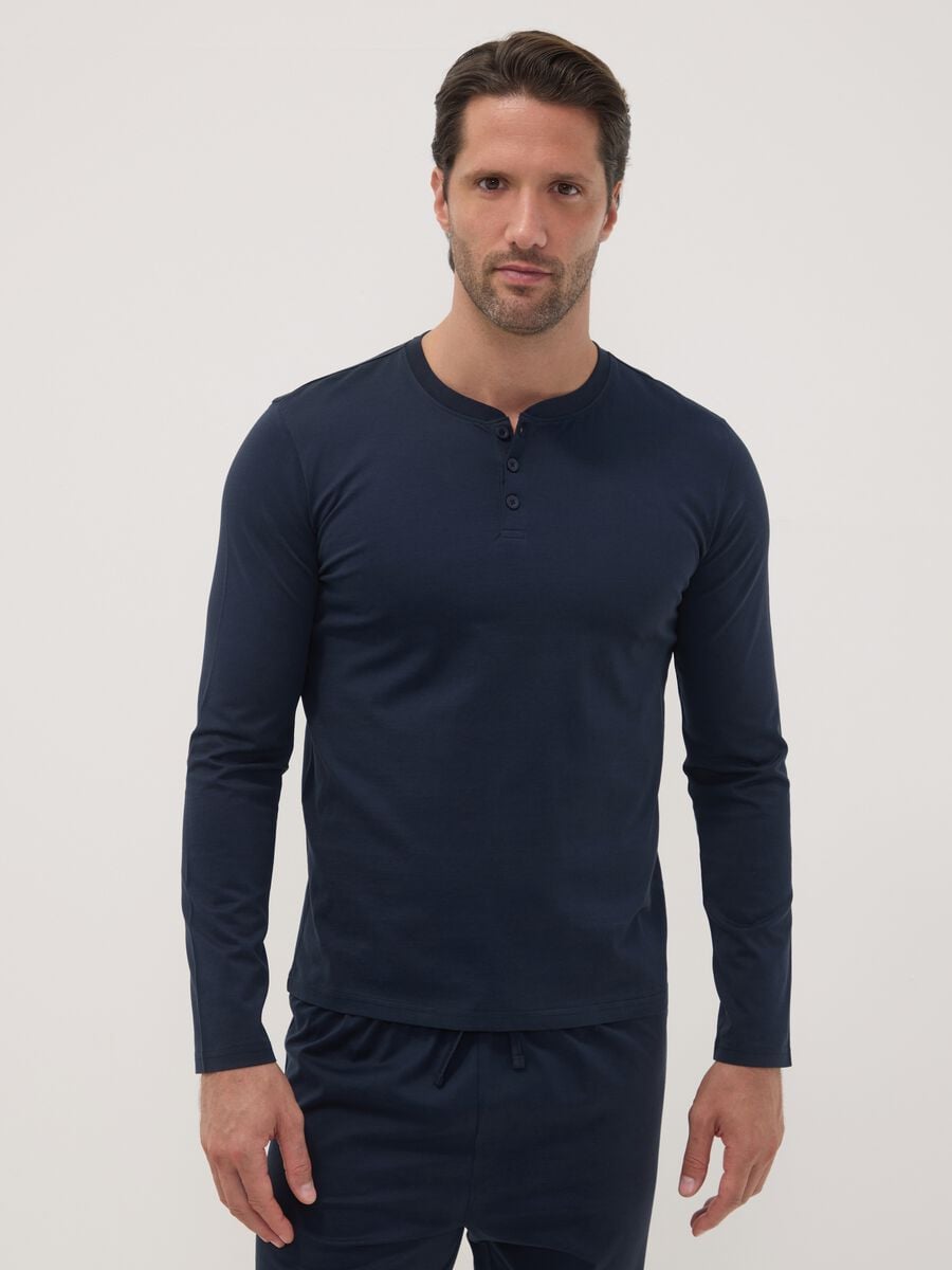 Pigiama blu in puro cotone organico con scollo serafino regular fit_1