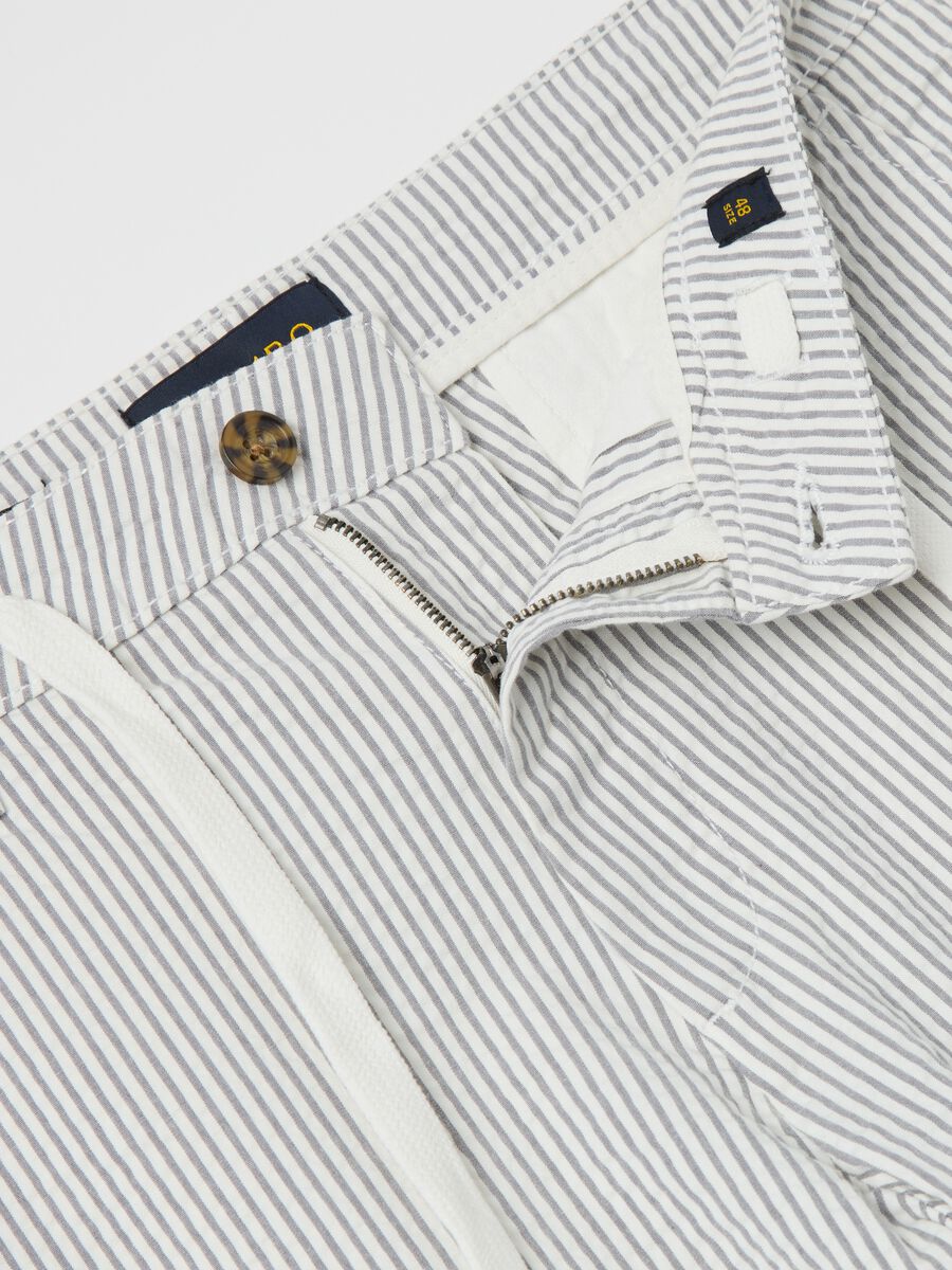 Pantaloni chino in seersucker a righe bianche e grigio_1