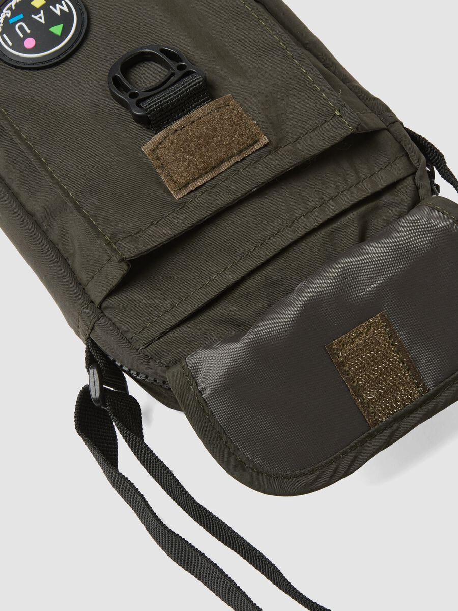 Borsetta a tracolla verde con chiusura a zip e tracolla regolabile_2