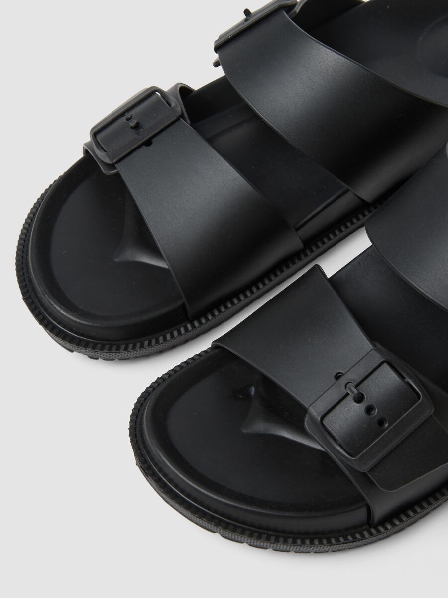 Sandali neri con doppia fascia e fibbie_2