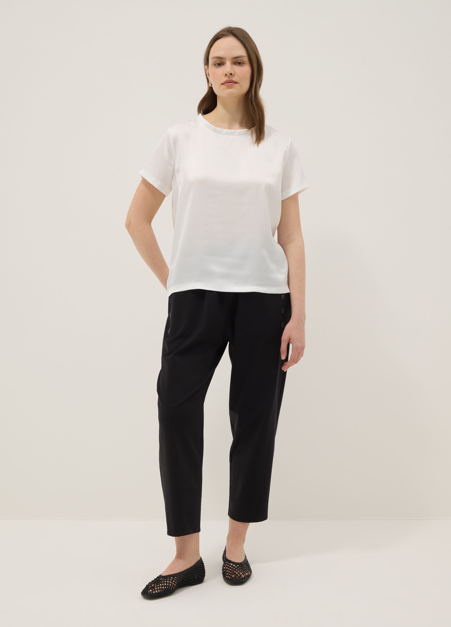 White short-sleeve T-shirt with soft neckline, regular fit