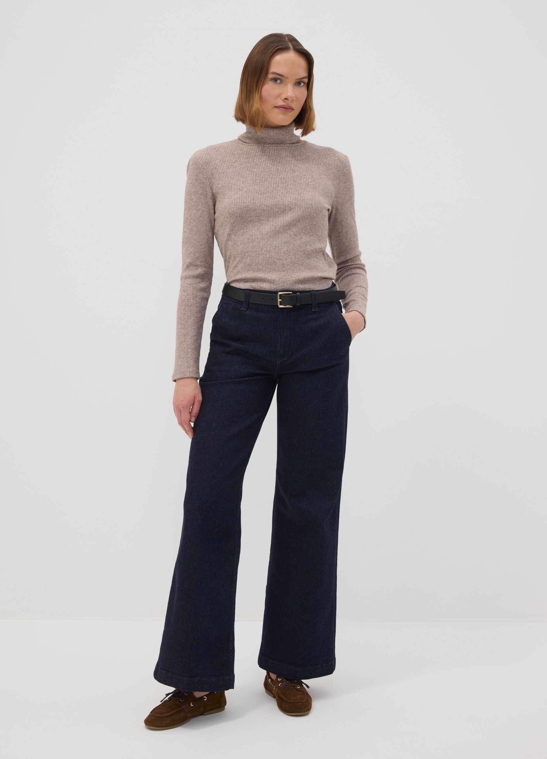 Maglia beige in misto viscosa a costine con girocollo