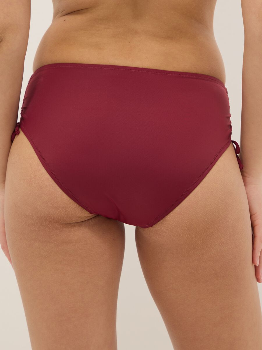 Slip da mare elasticizzato rosso con dettagli arricciati_2