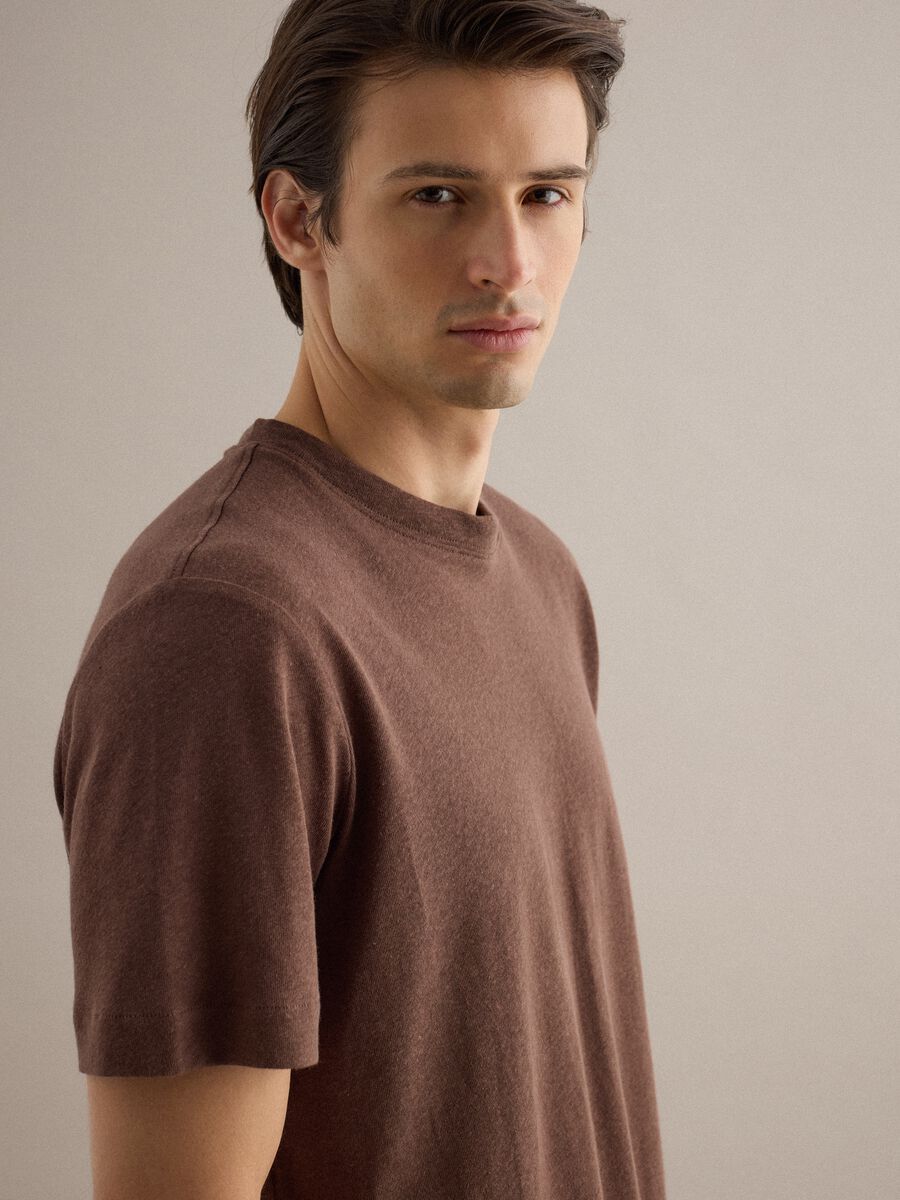 T-shirt in misto lino e cotone marrone regular fit_0