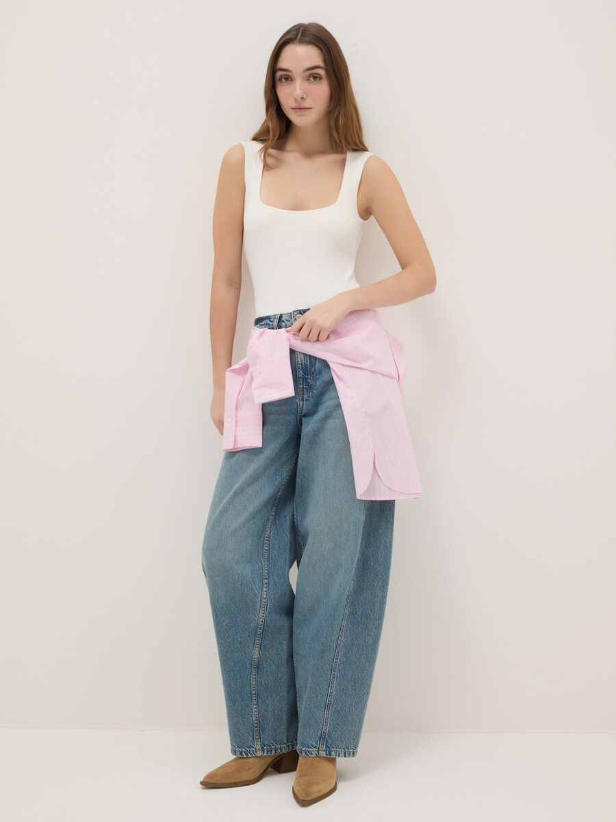 Body fitted bianco con scollo quadrato_1