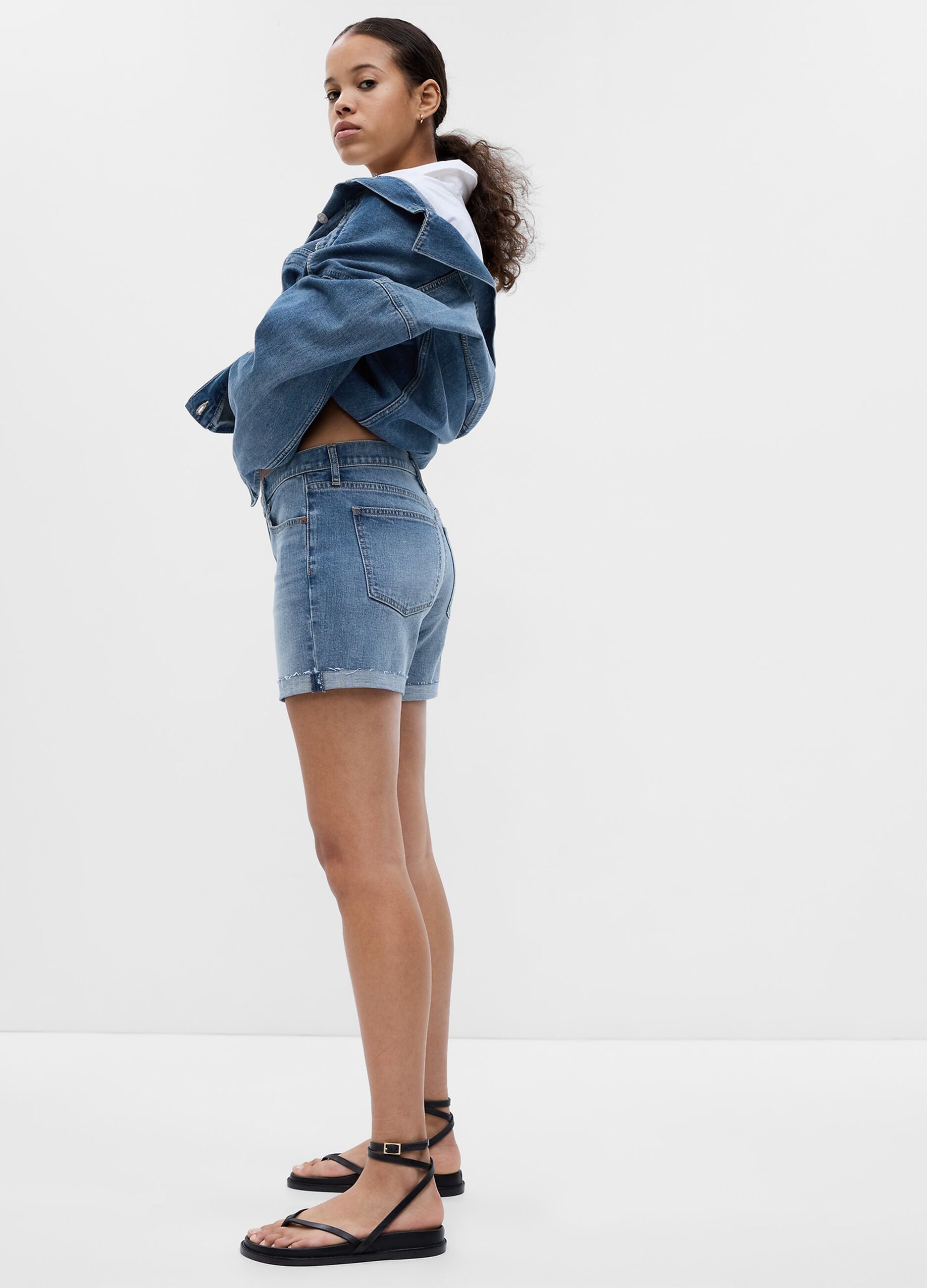 Shorts girlfriend in denim con orlo a vivo_2