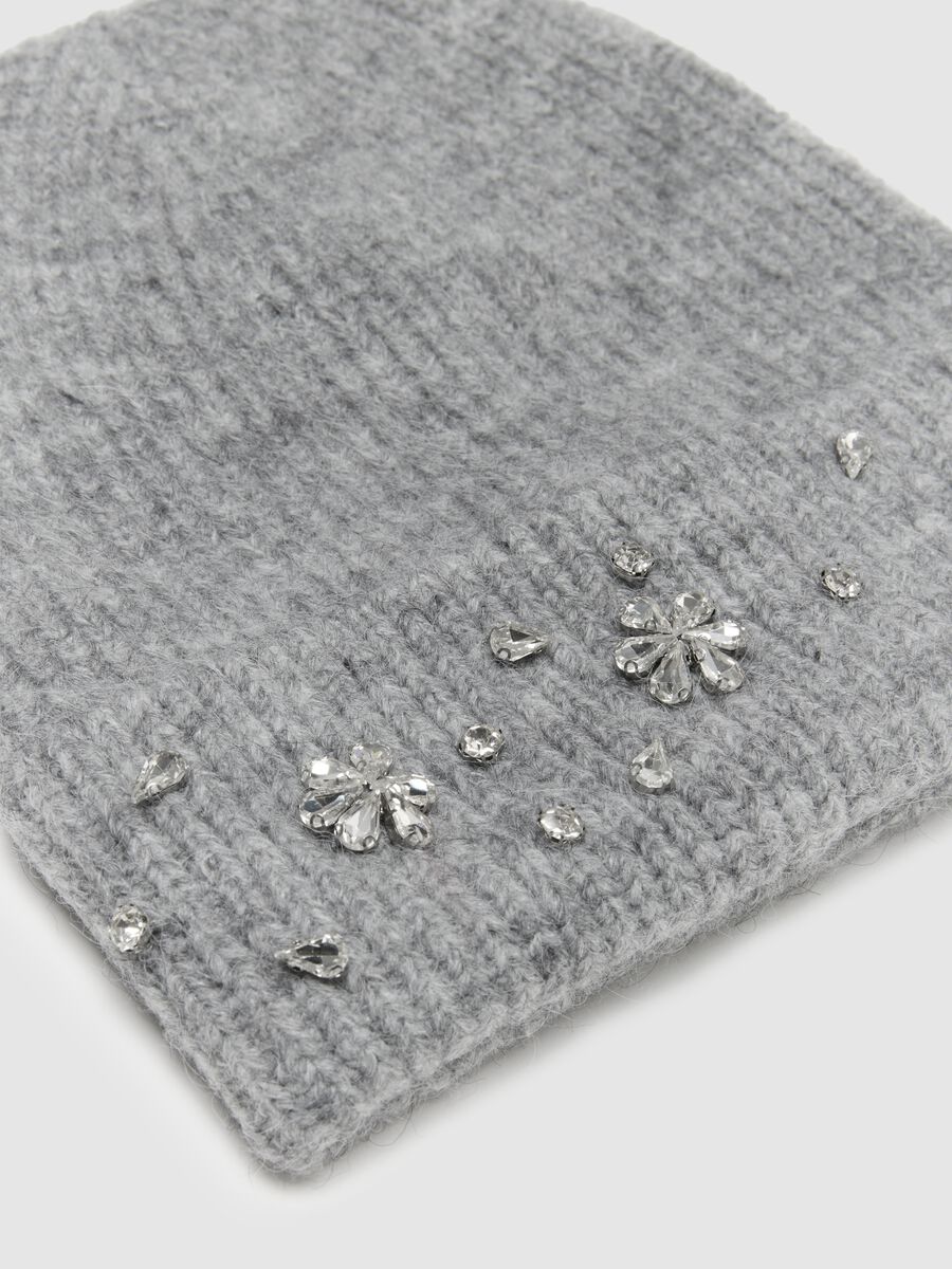 Berretto beanie grigio lavorato a maglia con decorazioni_2