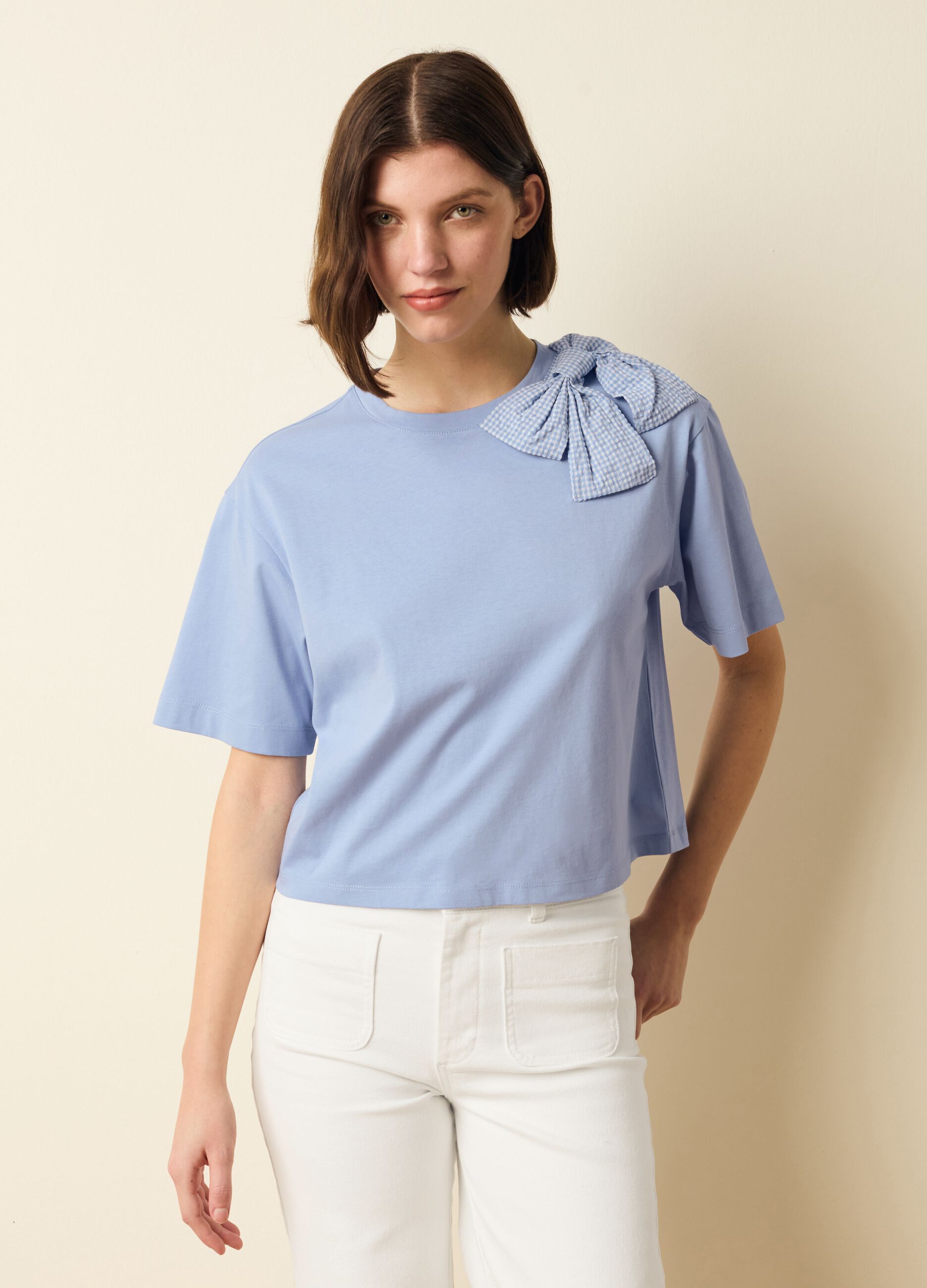 T-shirt girocollo con fiocco