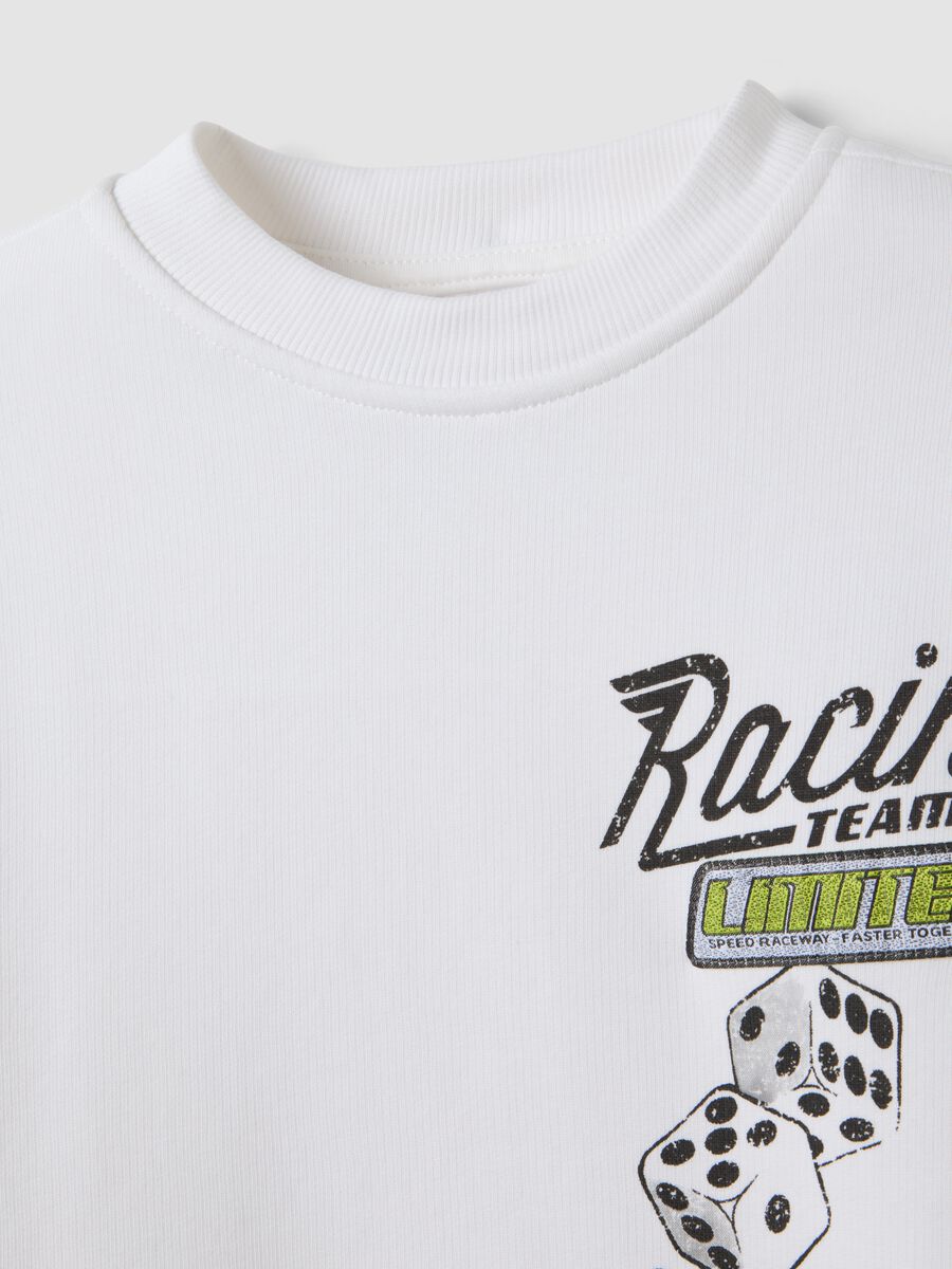 Felpa bianca in misto cotone con girocollo e stampa racing per bambino_2