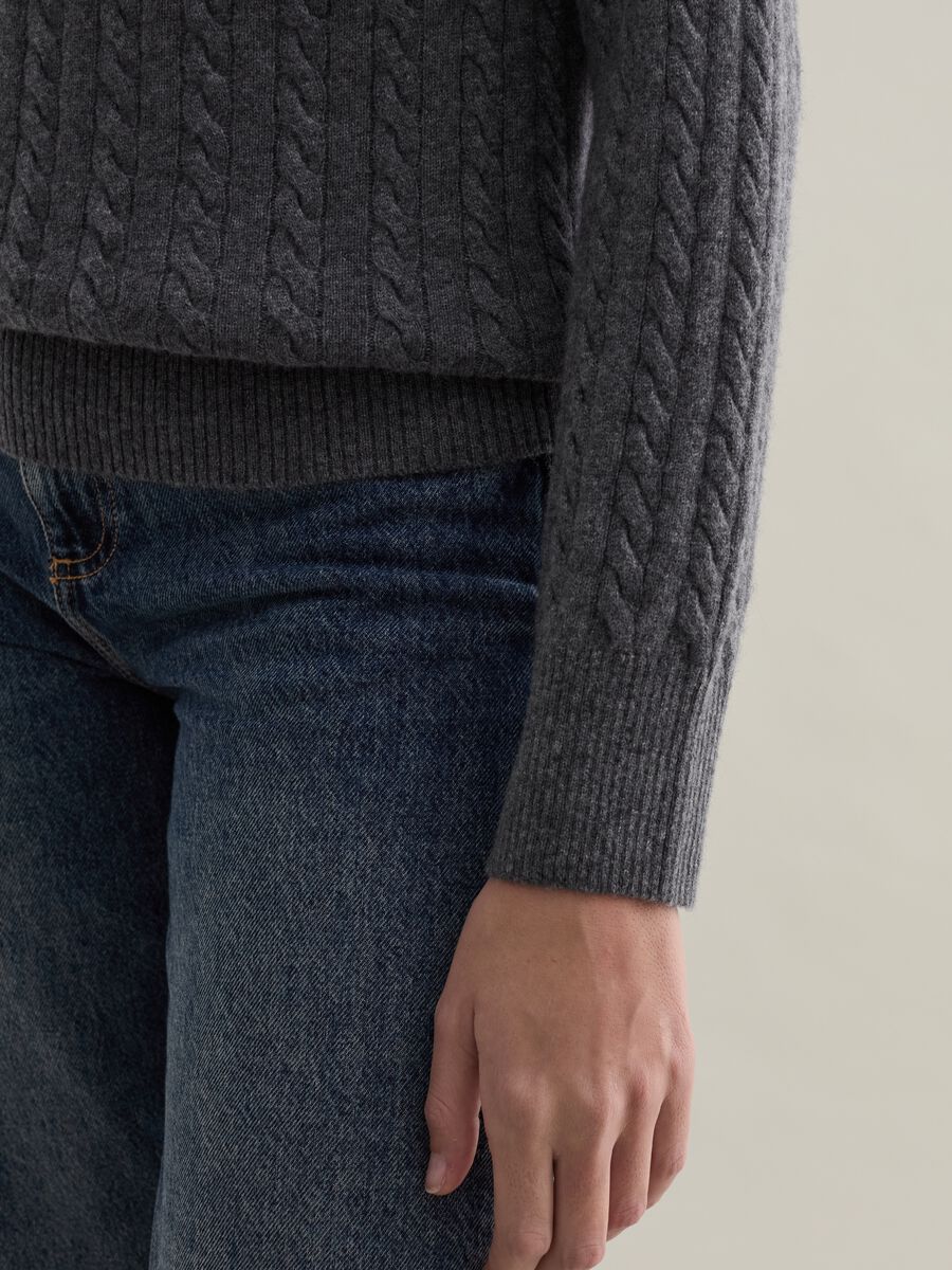 Cable-knit cashmere pullover with V neck_2