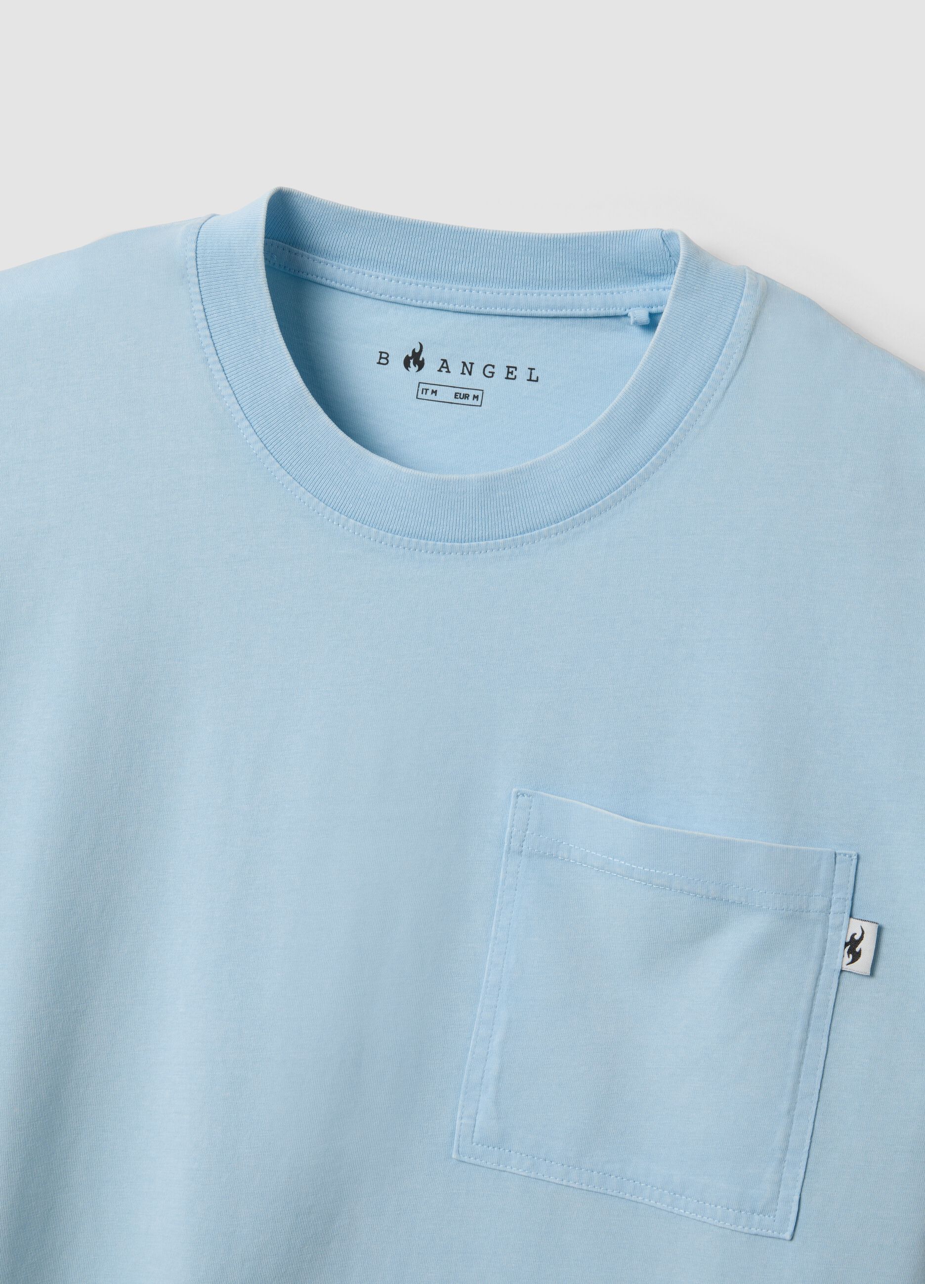 T-shirt azzurra in puro cotone con taschino regular fit