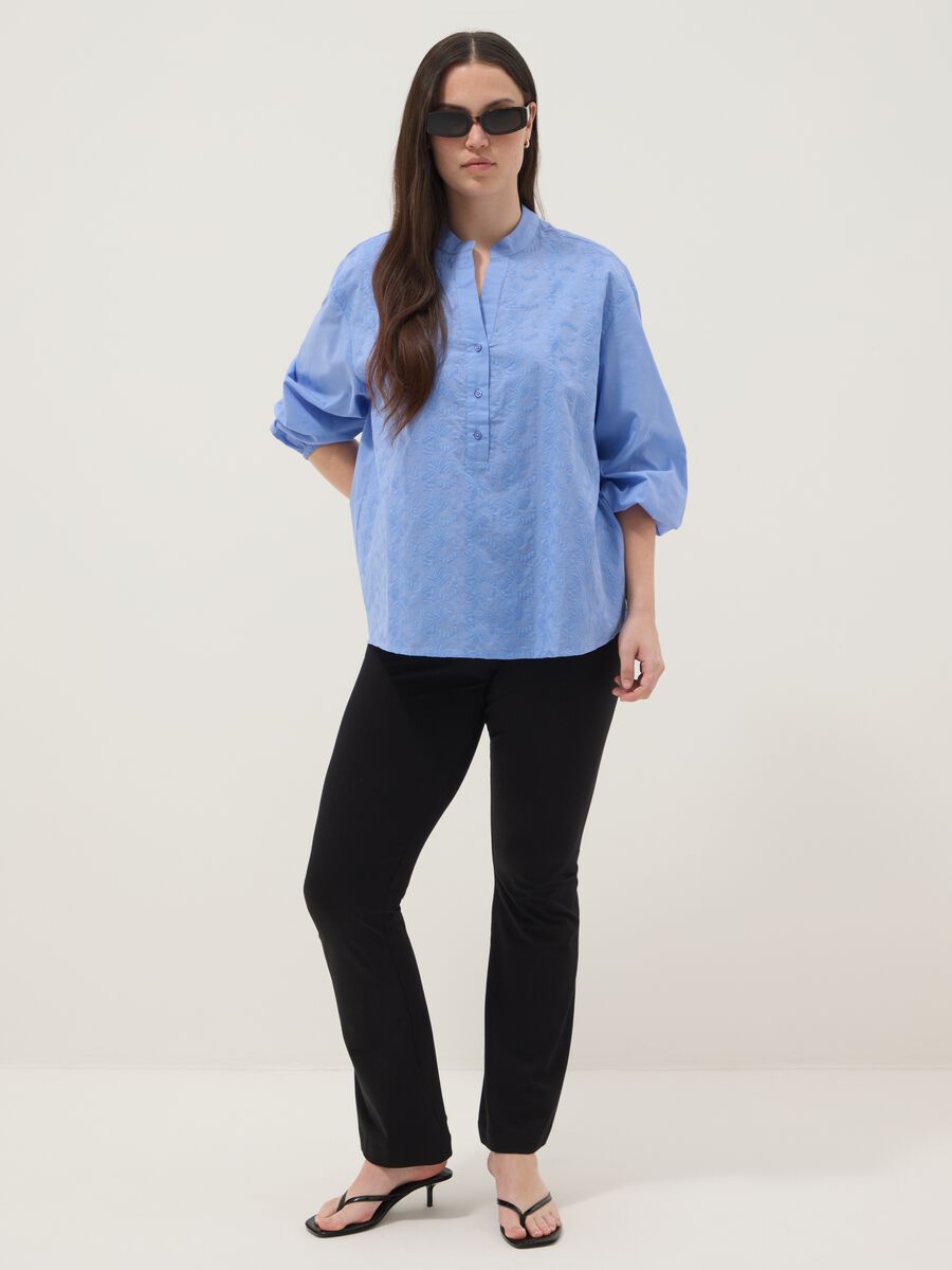 Camicia azzurra in puro cotone con ricami_2