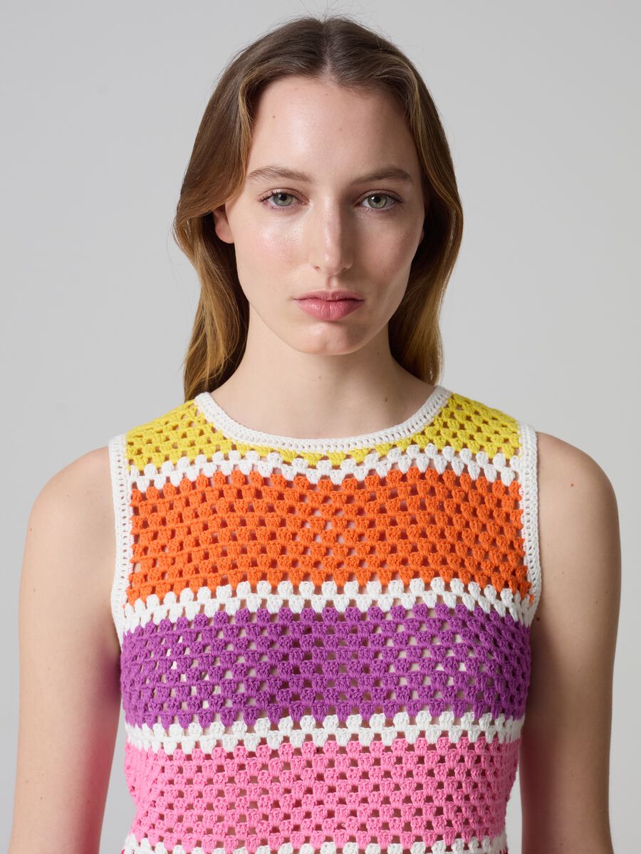 Crochet tank top with multicoloured stripes_0