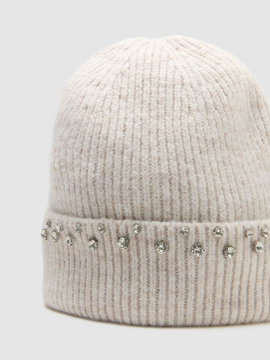Berretto beanie a costine beige con ricami in strass_2