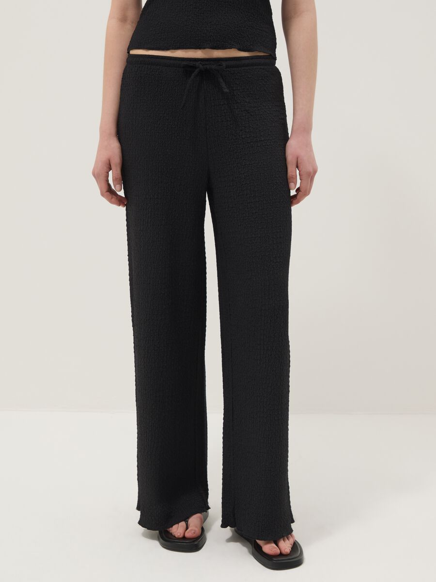 Black stretchy wide-leg trousers with crinkled texture_2