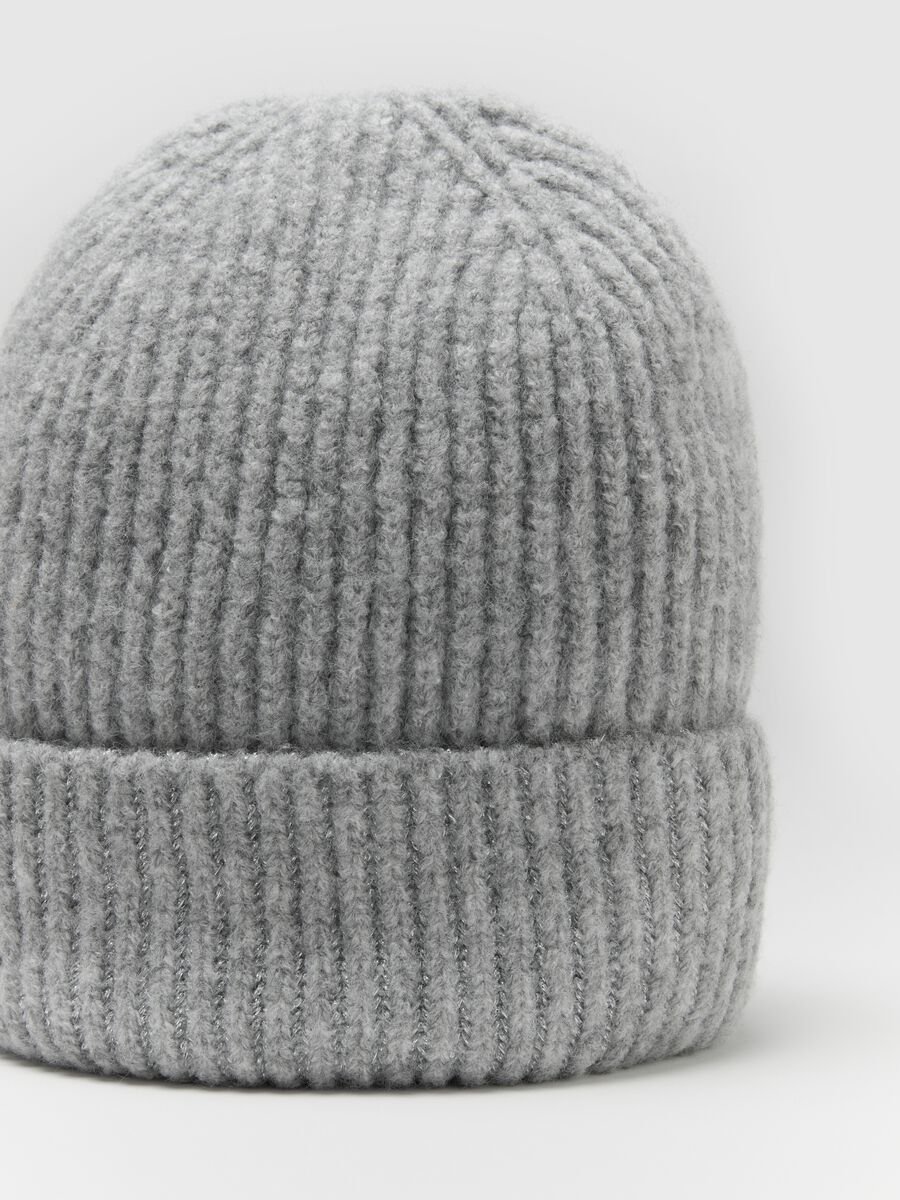 Cappello beanie grigio lavorato a maglia con punti brillantinati_2